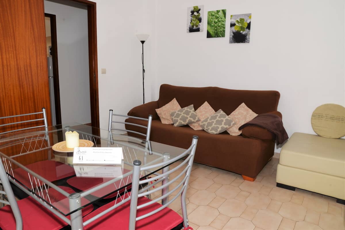 Departamento, 2 habitaciones, patio | Área de sala de estar | Televisión LCD de 30 cm con canales por cable y televisión