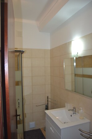 Apartemen, 2 kamar tidur, teras (21) | Kamar mandi | Shower, perlengkapan mandi gratis, pengering rambut, dan handuk