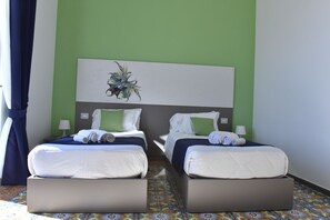 Deluxe-Doppel- oder -Zweibettzimmer, Meerblick | Bettwäsche aus ägyptischer Baumwolle, Daunenbettdecken