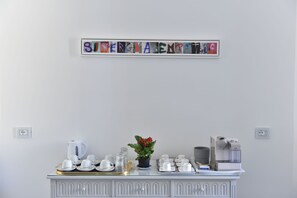 Free daily continental breakfast - Specchio di Parthenope (Naples)