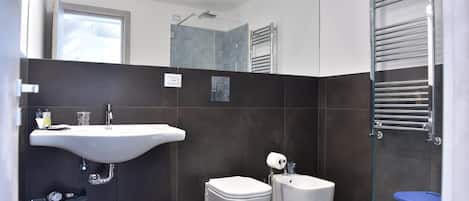 Shower, rainfall showerhead, free toiletries, hair dryer