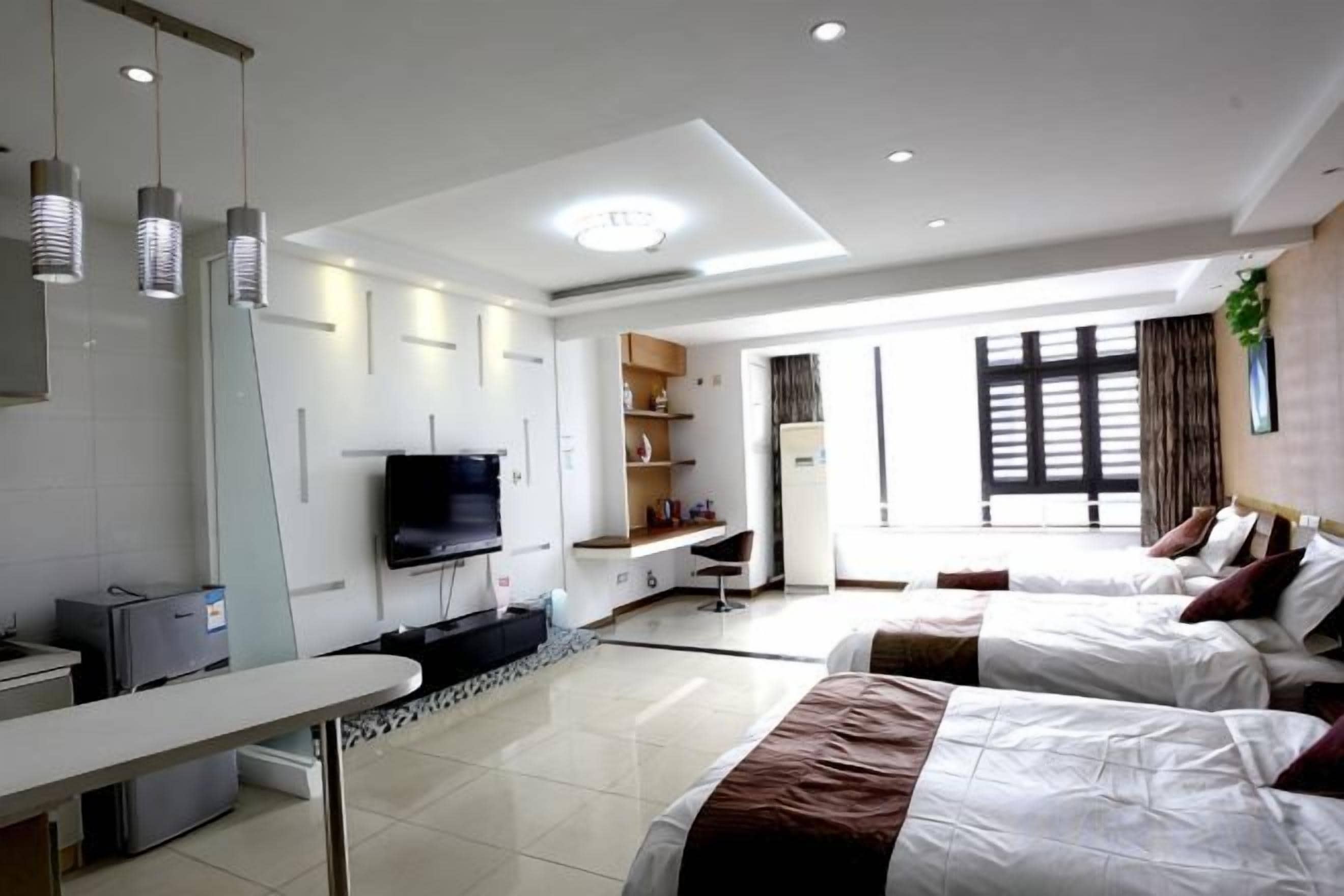 Une chambre d’hôtel avec un lit, un bureau, une télévision et une fenêtre.