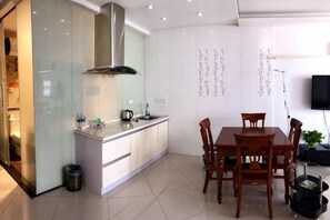 Une cuisine moderne avec un coin repas, comprenant une table et des chaises.