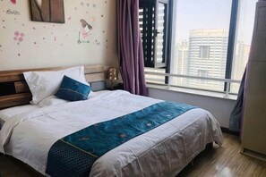 Une chambre d’hôtel avec un lit, une table de chevet, une fenêtre avec des rideaux et une vue sur la ville.