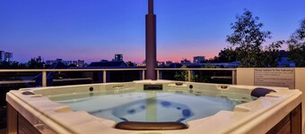 Darwin City Lights - city skyline views and jacuzzi
