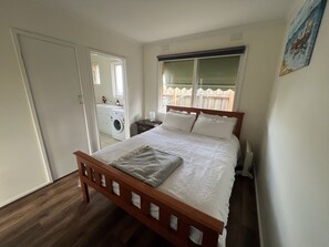 1 slaapkamer, een strijkplank/strijkijzer, wifi, beddengoed