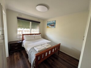 1 dormitorio, tabla de planchar con plancha, wifi y ropa de cama