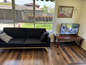 Una televisión, una chimenea