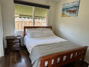 1 dormitorio, tabla de planchar con plancha, wifi y ropa de cama