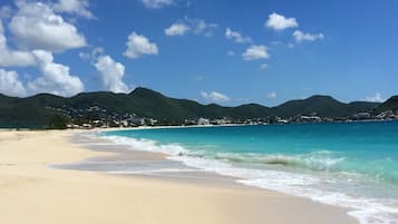 Beach nearby, sun loungers, beach towels