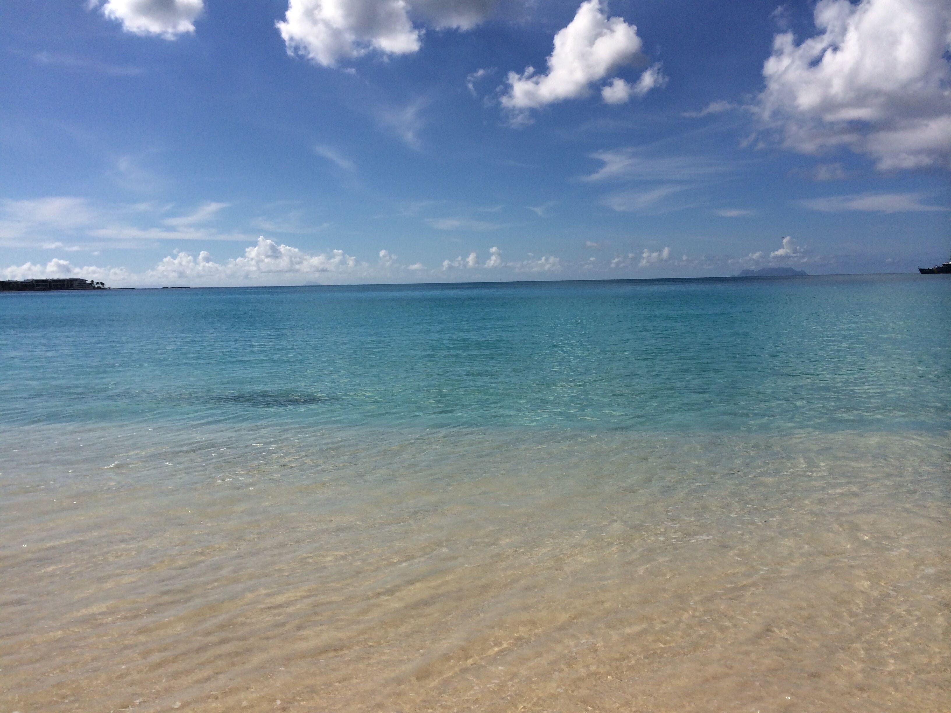 Una playa cerca, sillas reclinables de playa, toallas de playa