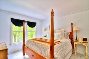 3 bedrooms, desk, iron/ironing board, travel cot