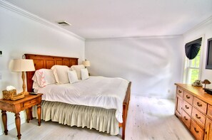 3 soverom, skrivebord, strykejern/-brett og reiseseng for barn