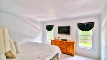 3 bedrooms, desk, iron/ironing board, travel cot