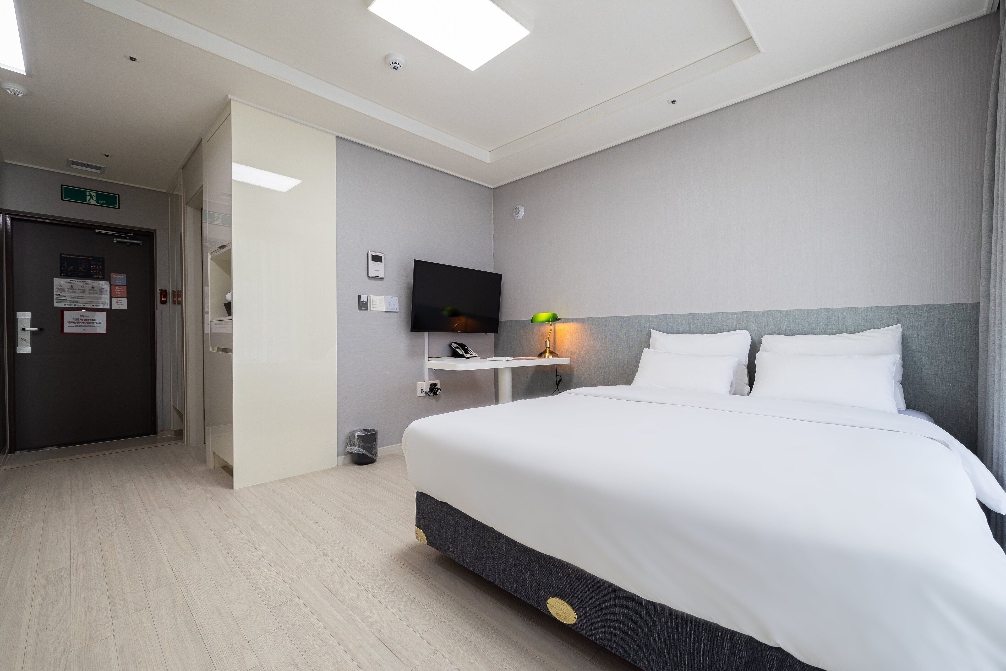 premium bedding, minibar, laptop workspace, blackout curtains