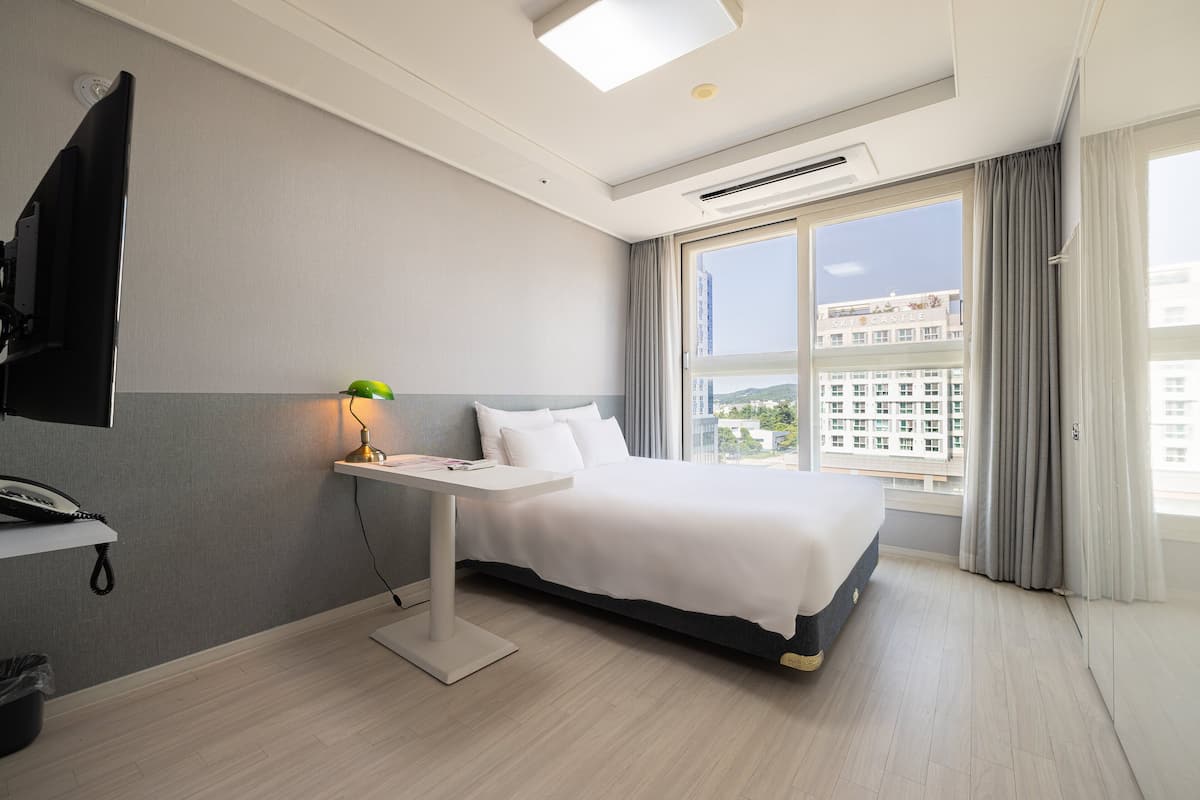 Premium bedding, minibar, laptop workspace, blackout curtains