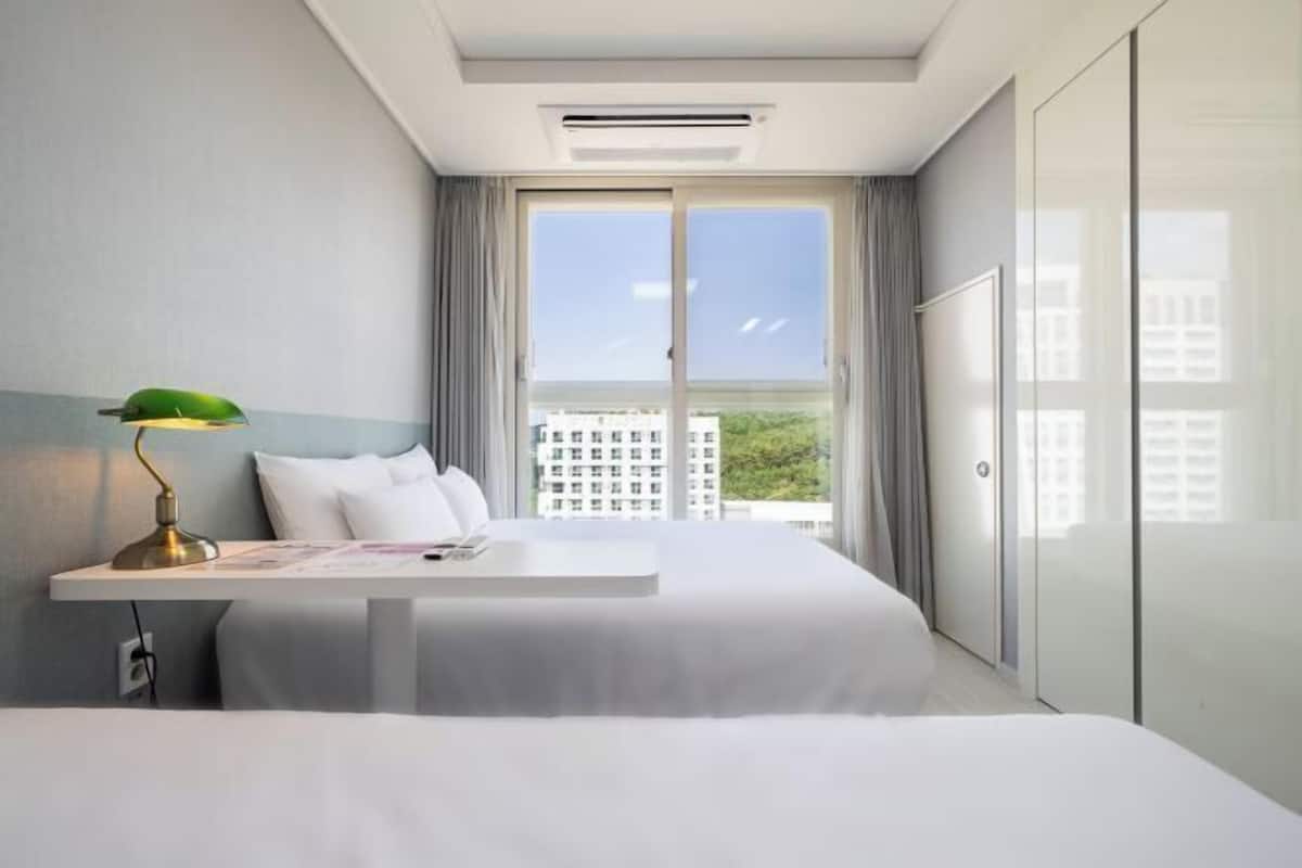 Roupas de cama premium, frigobar, espaço de trabalho para notebook