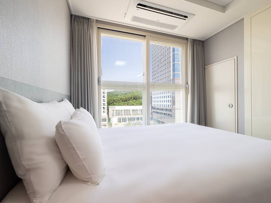 Roupas de cama premium, frigobar, espaço de trabalho para notebook