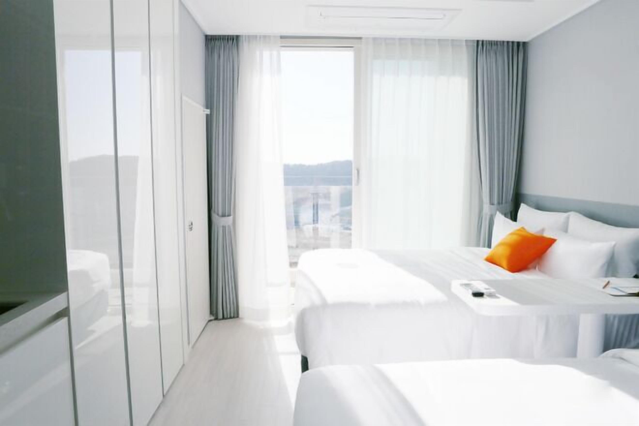 Premium bedding, minibar, laptop workspace, blackout drapes