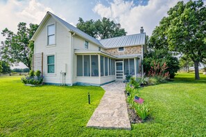 Exterior - Secluded Farmhouse, vineyard on 4 acres, near wineries, shaded yard & EV charger (Fredericksburg)