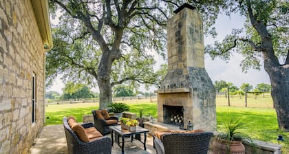 Secluded Farmhouse, vineyard on 4 acres, near wineries, shaded yard & EV charger