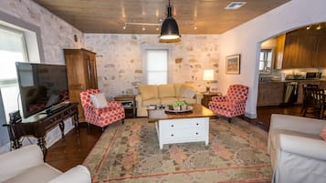 Smart TV, lareira, mesa de pingue-pongue