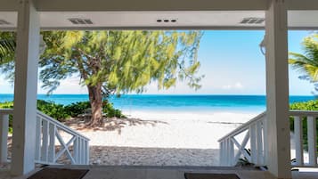 Accommodatie ligt op het strand, ligstoelen, strandlakens