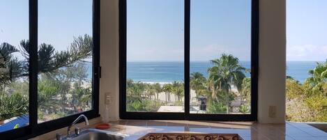 Kjøleskap, ovn, kaffetrakter/tekoker og hurtigmikser