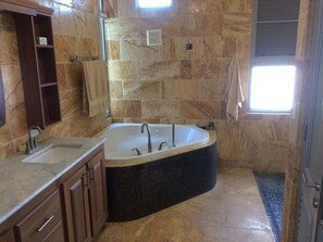 Duschwanne, Whirlpool, Haartrockner, Handtücher