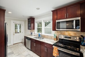 Fridge, microwave, oven, stovetop - Walking distance to restaurants, breweries and bars! (Charlotte)