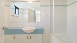 Combined shower/bathtub - Seacrest Unit 3 Moffat Beach QLD (MOFFAT BEACH)