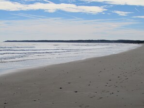 A beach with a sandy shore and a distant shoreline. - Spacious Home, 3 minute walk to Moody Beach & Views of Rachel Carson Reserve (Wells)