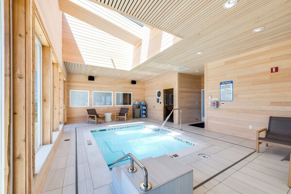Indoor spa tub