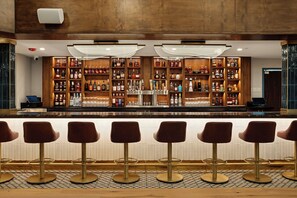 Cocktail bar, ocean views, open daily - Allred Hotel (Newport)