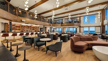 Cocktail bar, ocean views, open daily