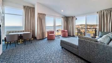 Superior suite, Meerdere bedden, balkon | Een kluis op de kamer, individueel gedecoreerd, een bureau