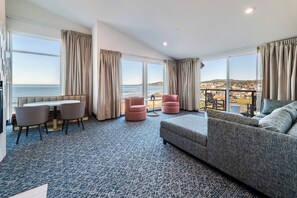 Suite superior, varias camas, balcón | Caja de seguridad en la habitación y decoración personalizada 