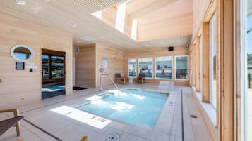 Indoor spa tub