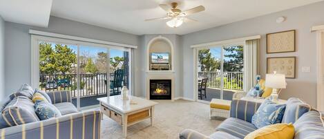 Flatskjerm-TV, peis og DVD-spiller