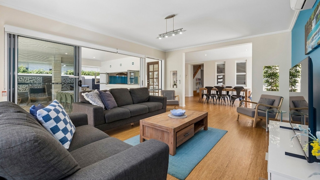 Ocean Blue - 5 Bedroom Pet-friendly Beachside Home - Kingscliff