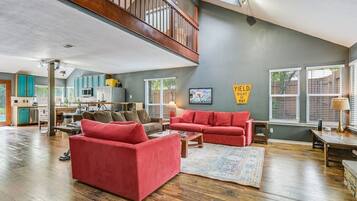 Een televisie, een open haard en een videogameconsole