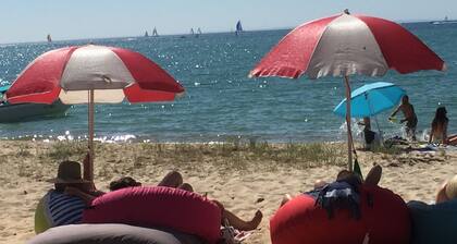 Barefoot Beach House -30 Second Walk to Swimming Beach, Amazing Bay & Hill views