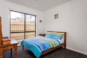 6 bedrooms, desk, iron/ironing board, free WiFi