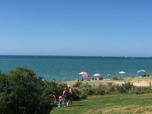 On the beach - Barefoot Beach House -30 Second Walk to Swimming Beach, Amazing Bay & Hill views (Dromana)