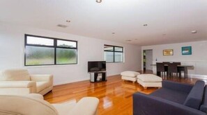 LED TV, DVD player, books - Barefoot Beach House -30 Second Walk to Swimming Beach, Amazing Bay & Hill views (Dromana)