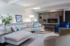 Smart-TV, Kamin, DVD-Player, Bücher