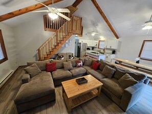 Een smart-tv, een open haard en een tafeltennistafel