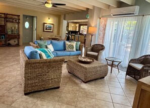 Smart TV, lettore DVD, libri, impianto stereo