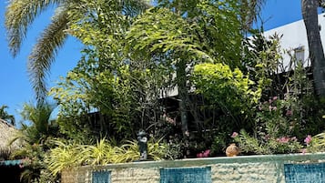 Utomhuspool och solstolar