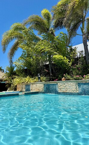 Piscina all'aperto, lettini